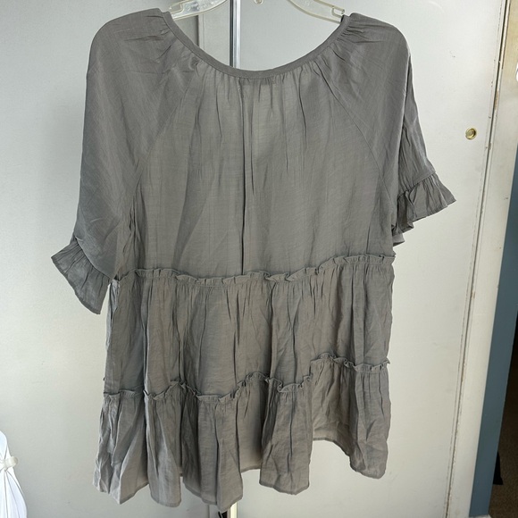 Grey ruffled top, sz medium NWT Camille & Co v-neck NEW long top - Picture 3 of 7